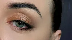 De uitgewreven V-vleugel in 5 minuten: zachte winged liner voor elke dag