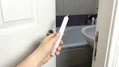 Een keer per maand ga ik naar de badkamer en neem ik een gewone kaars mee. Dat lost drie problemen tegelijk op.