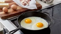 Waarom je een koude pan nodig hebt om perfecte roerei te maken: een techniek die je ochtend zal veranderen