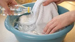 's Avonds week ik keukendoeken en pannenlappen: 's ochtends zijn ze weer helemaal schoon, zelfs oude vetvlekken zijn verdwenen.